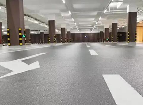 工廠磨石地坪施工難題不用愁，專業(yè)設(shè)備團隊來解憂